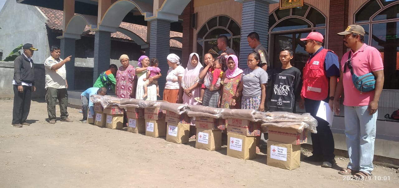 Ringankan Beban, PMI Kabupaten Jember Beri Bantuan 9 Korban Kebakaran Di Desa Plalangan Kecamatan Kalisat 