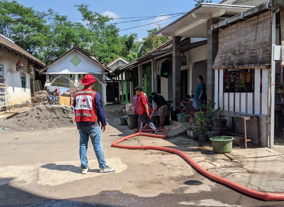 Kekeringan Meluas, Air Bersih PMI Kabupaten Jember Diserbu Warga 