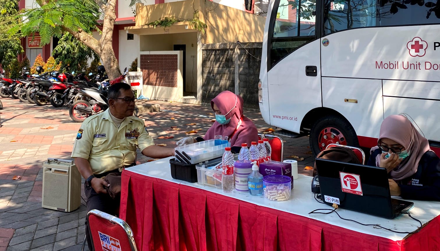 Bisa Sedekah Sekaligus Dapat Suvenir Cantik, Civitas Akademika Polije Sumbang 29 Kantong Darah Untuk Pasien Rumah Sakit Di Jember