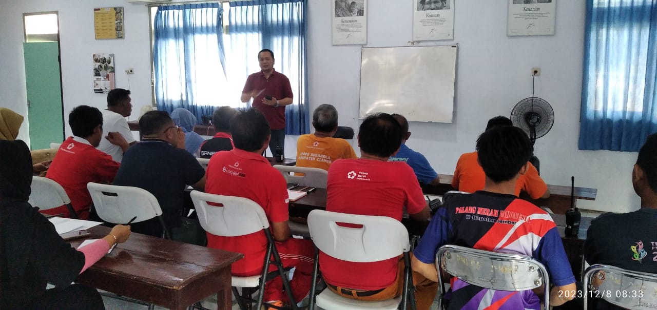 Menyongsong Puncak Musim Hujan, Komunitas RAPI Jember Tularkan Ilmu Penggunaan HT Kepada Relawan PMI