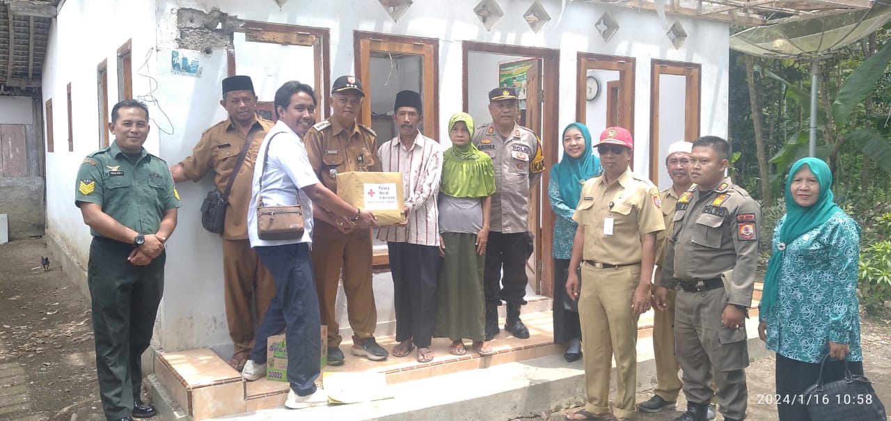 Ringankan Beban Korban, PMI Beri Bantuan Sembako Kepada  Matirejo, Korban Bencana Alam Sambaran Petir