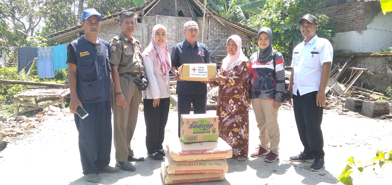Relawan Ikut Sumbang Semen Tiga Sak,  PMI Bantu Korban Bencana Angin Kencang Berupa Beras 10 KG Dan 1 Dus Mie Instan