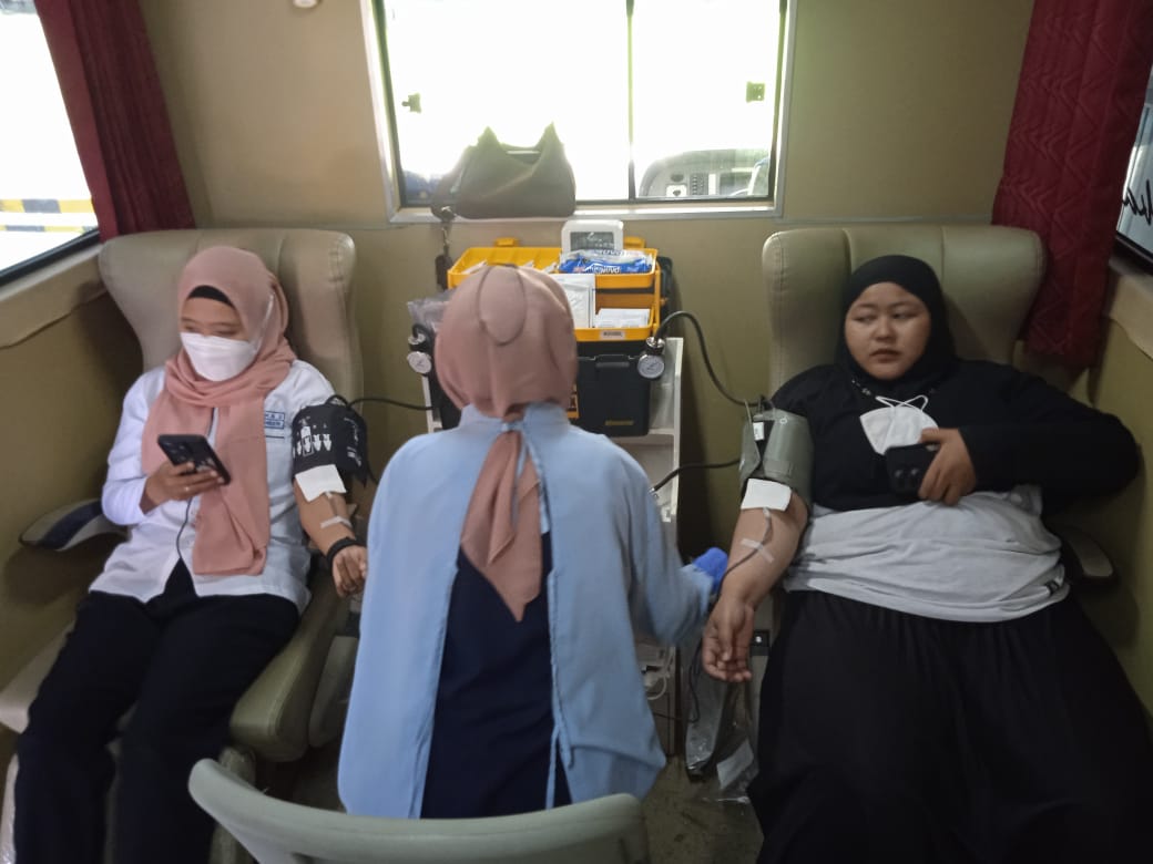 Peringati Hari PMR 2024, PMR Wira SMKN 2 Jember Adakan Donor Darah