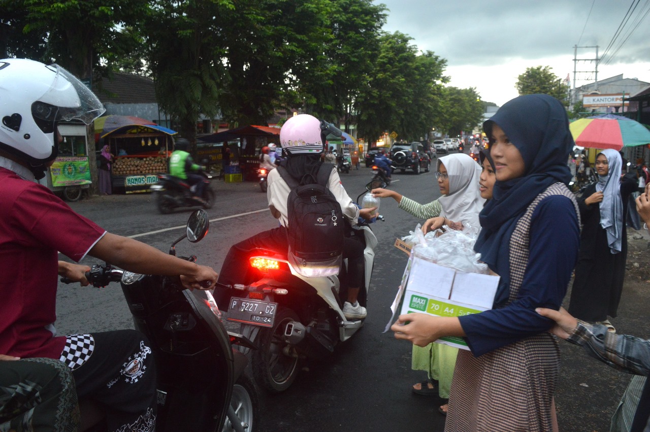 Semarak Ramadhan 1445 H, PMR Madya SMPN 1 Jember Gelar Acara Bagi-Bagi Takjil Gratis