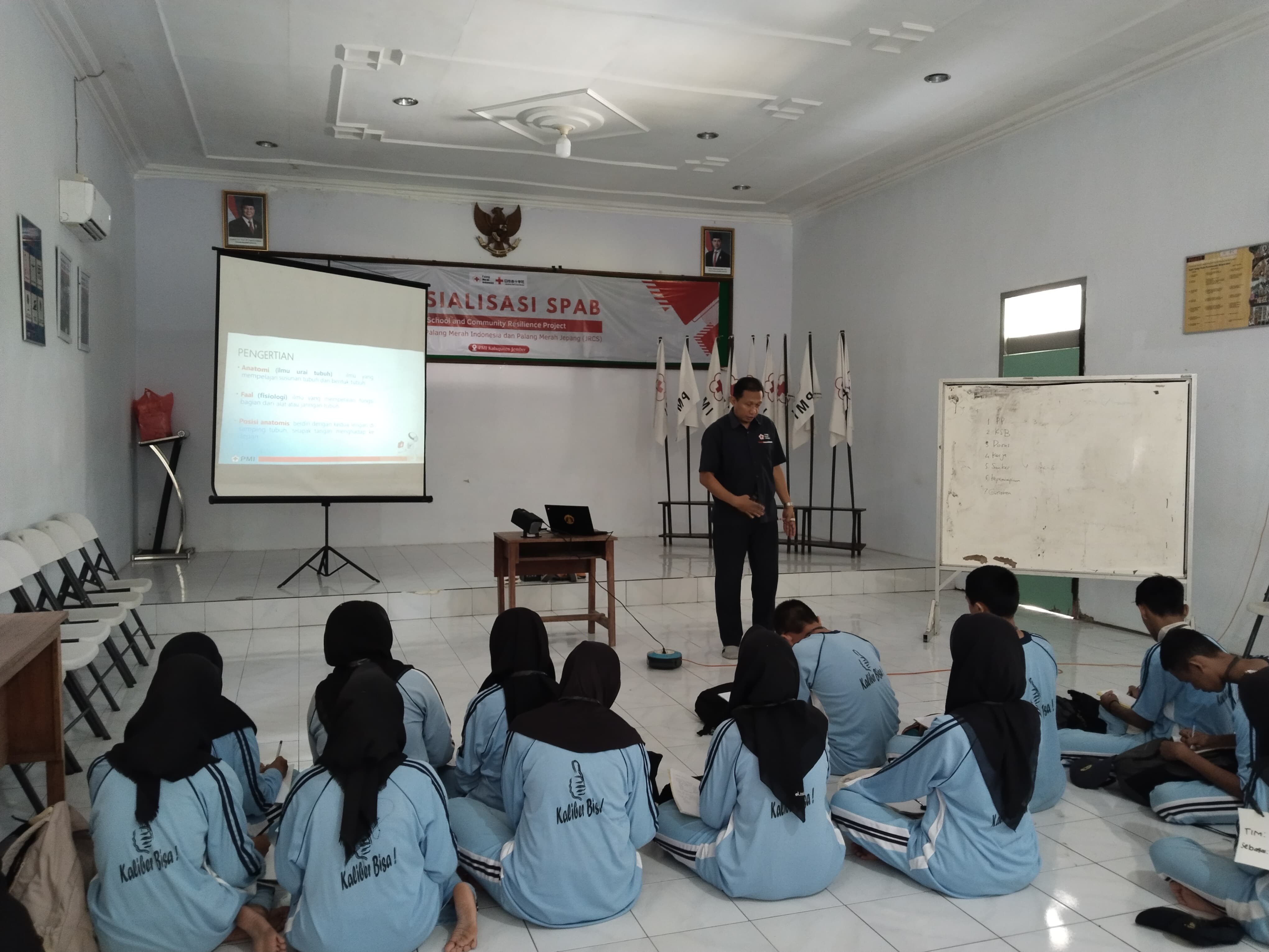 PULUHAN ANGGOTA BARU PMR ANTUSIAS IKUTI SIMULASI PERTOLONGAN PERTAMA, DARI ORIENTASI KEPALANGMERAHAN PMR WIRA SMKN 5 JEMBER  