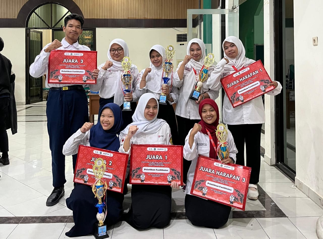 Dewita Dan Rianti KSR PMI Unit Universitas Jember Raih Juara 1 Nasional Dalam Lomba KSR PMI UNISAIZU 