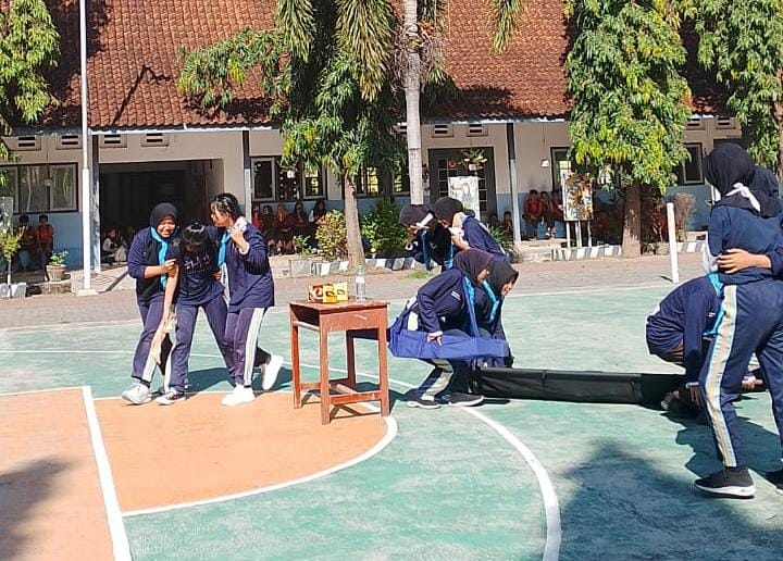 SIMULASI PERTOLONGAN PERTAMA SAAT KEBAKARAN OLEH ANGGOTA PMR SMP NEGERI 10 JEMBER BERLANGSUNG TEGANG TETAPI MERIAH