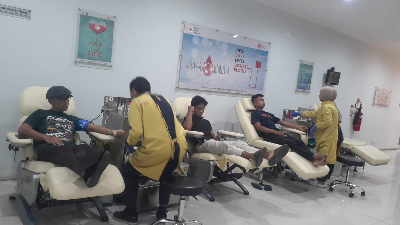 HUT PMI Ke-80, Mobil Unit Donor Darah PMI Kabupaten Jember Sehari Berhasil Himpun 102 Kantong