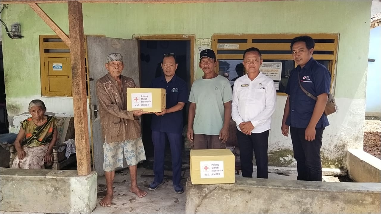 Ringankan Beban Korban Bencana, PMI Jember Salurkan Bantuan Sembako Untuk Warga Sumberbaru