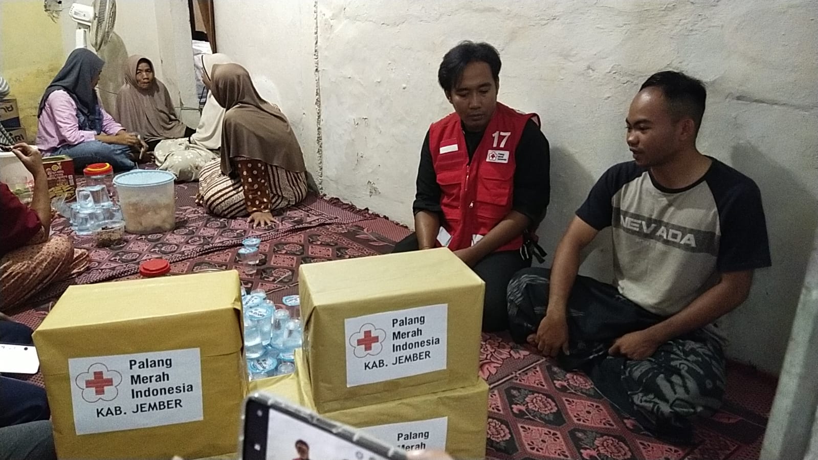 Wujud Kepedulian, PMI Kabupaten Jember Beri Bantuan Untuk Keluarga  Korban Tragedi Angin Ribut Di Sumbersari Jember