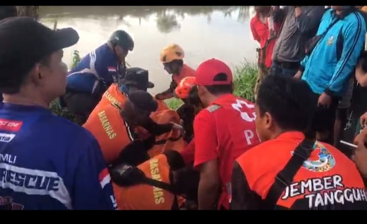 Satgana PMI Jember Bantu Evakuasi Siswa Hanyut