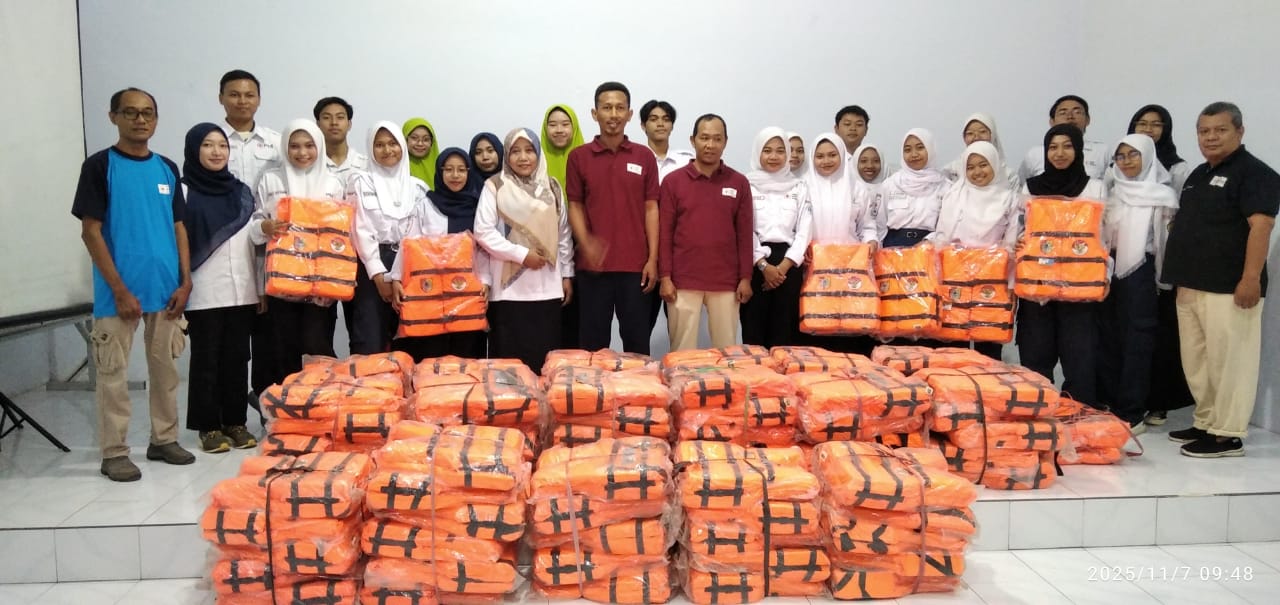 Delapan Unit KSR PMI Jember Mendapatkan Bantuan Pelampung