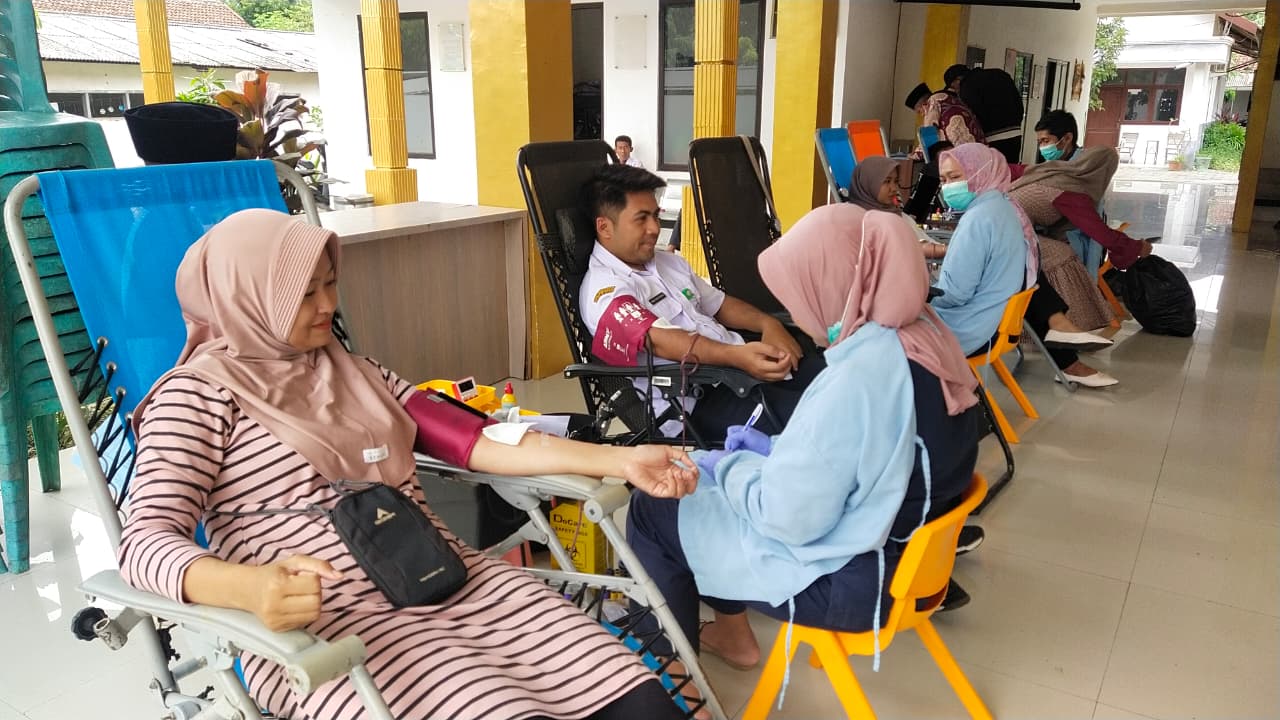 Masyarakat Kecamatan Kalisat Sumbang 52 Kantong Darah
