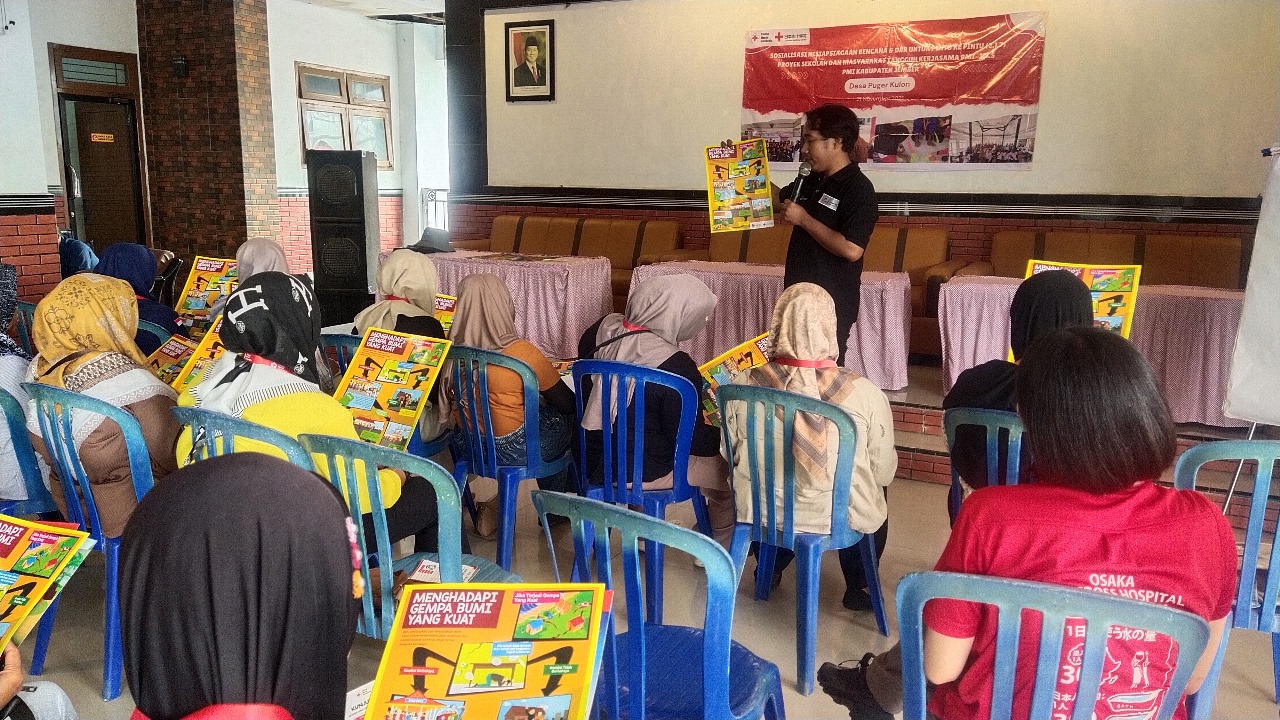 Warga Desa Puger Kulon Belajar Kesiapsiagaan Bencana