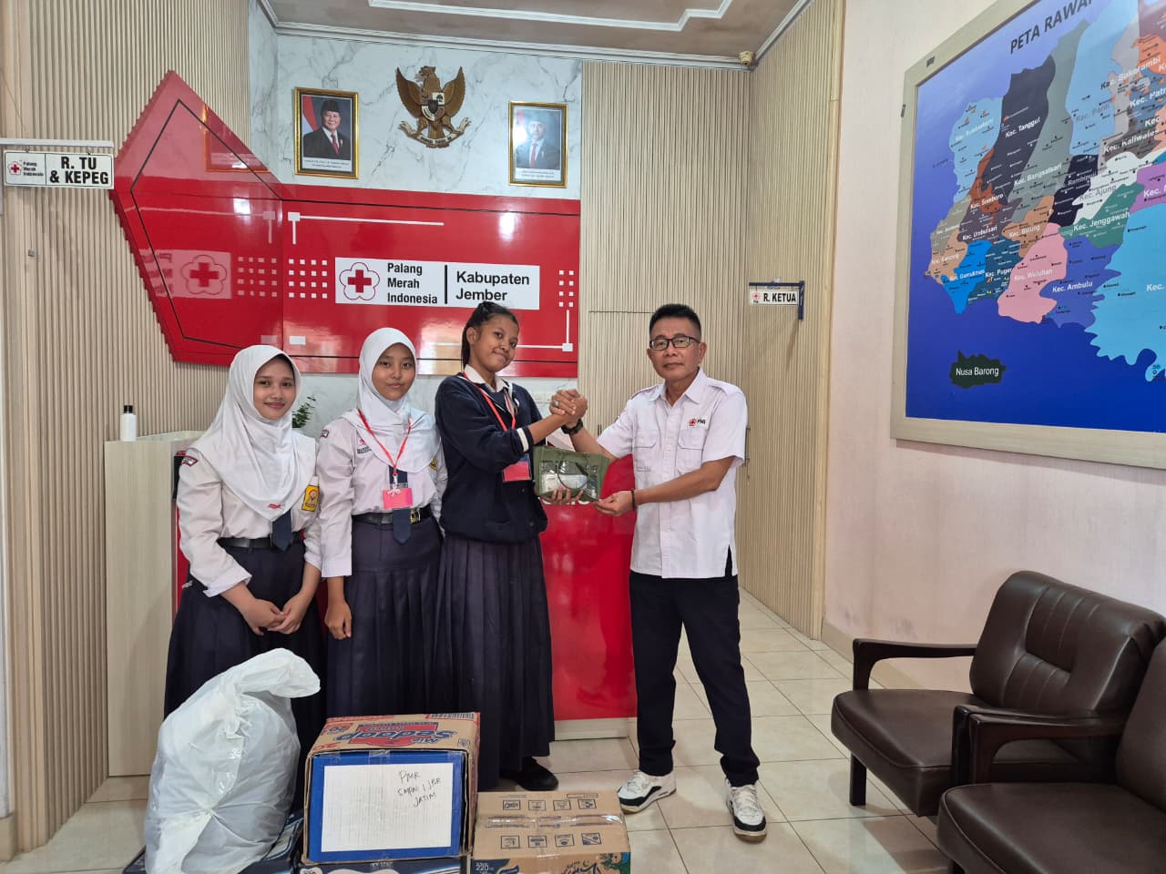 PMR Madya SMPN 1 Jember Serahkan Bantuan Sembako Dan Uang Tunai Untuk Korban Bencana Sumatera Melalui PMI 