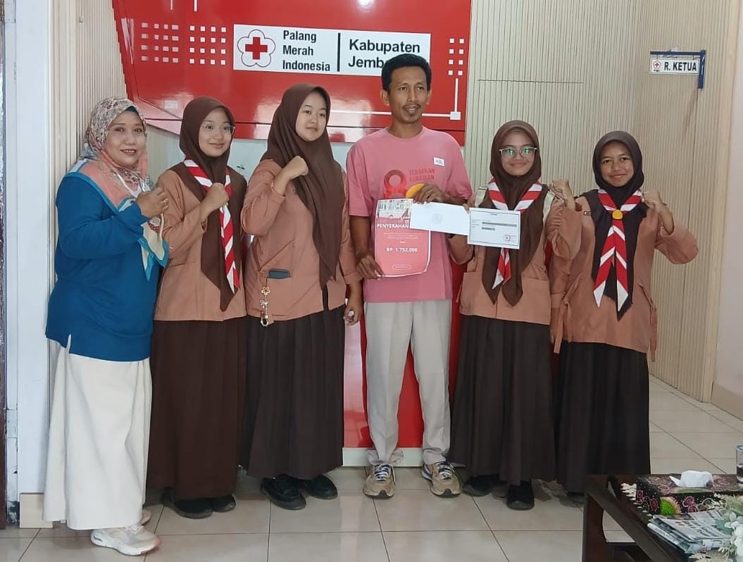Solidaritas Sumatera Dan Aceh, PMR Wira SMAN 5 Jember Serahkan Donasi Rp 1,7 Juta Ke PMI Jember