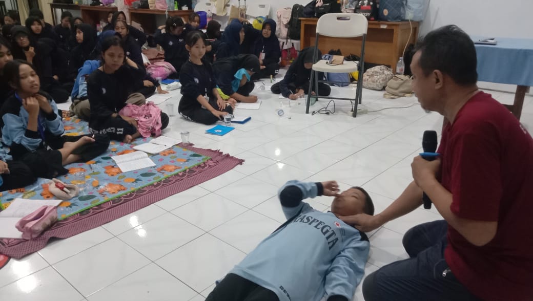 Puluhan Anggota PMR Madya SMPN 4 Tanggul Serius Ikuti Diklat Orientasi Kepalangmerahan Di Markas PMI Jember