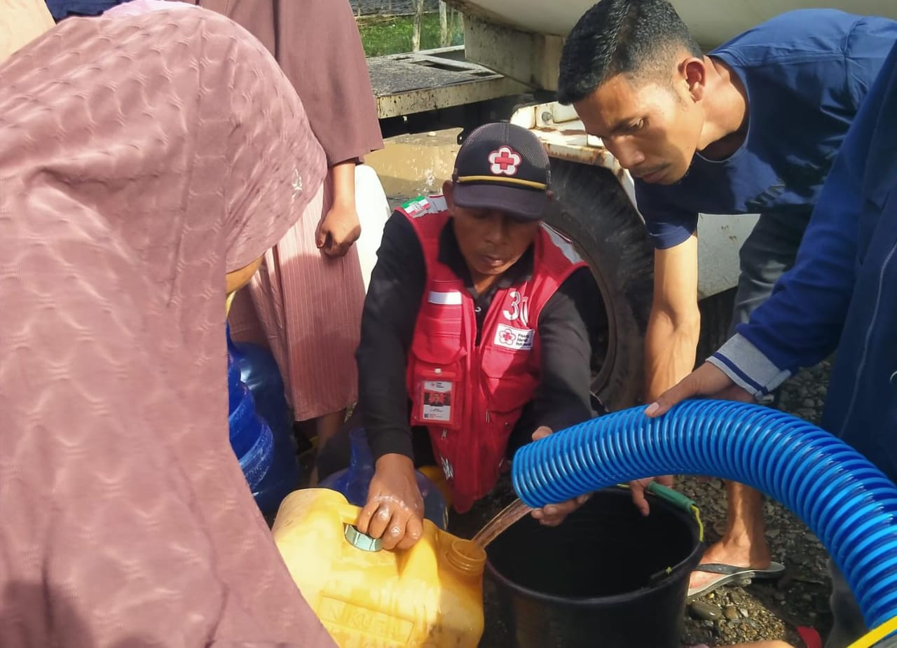Relawan PMI Jember Aktif Distribusi 5.000 Liter Air Bersih Ke Empat Desa Terdampak Banjir Di Aceh Utara