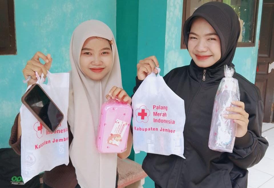 Pendonor Dapat Suvenir Cantik, PMR Wira SMK Diponegoro Wuluhan Gelar Aksi Donor Darah