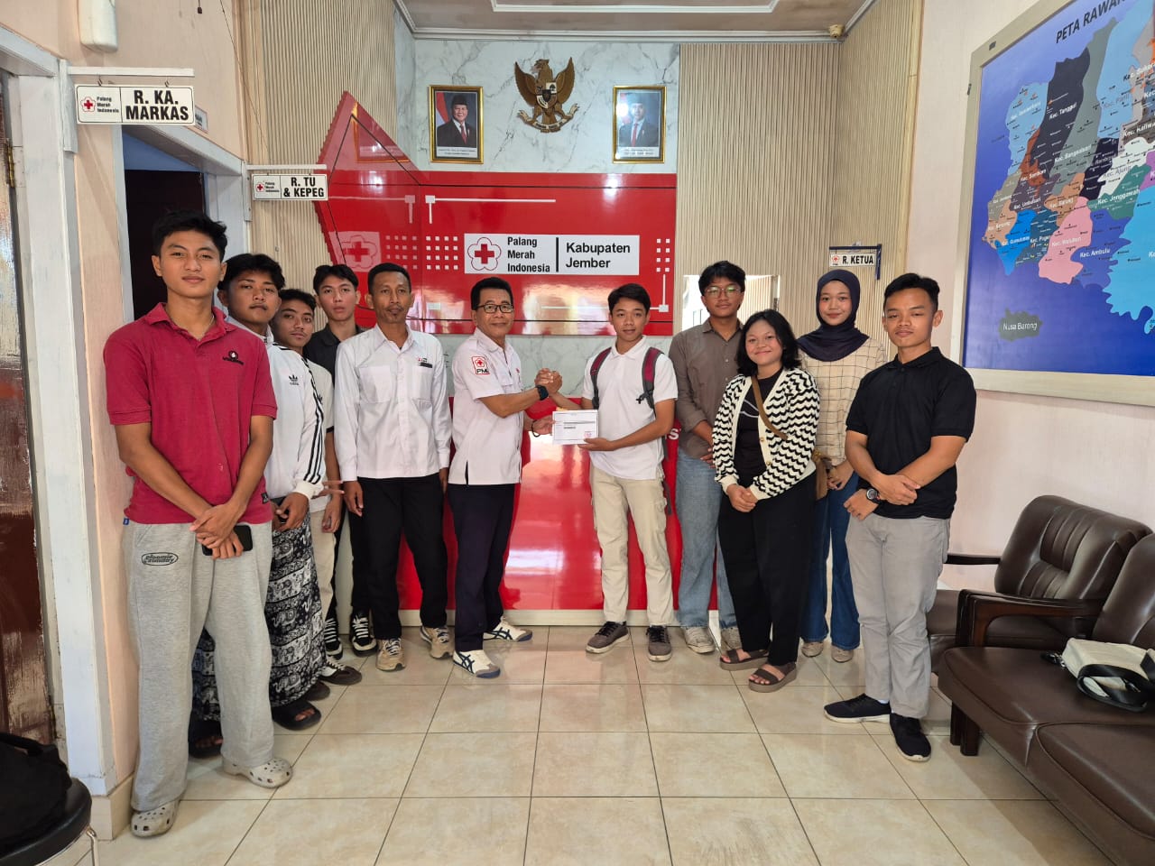 Wujud Kepedulian, Himpunan Musyawarah OSIS Jember Salurkan Donasi Untuk Korban Bencana Di Sumatera