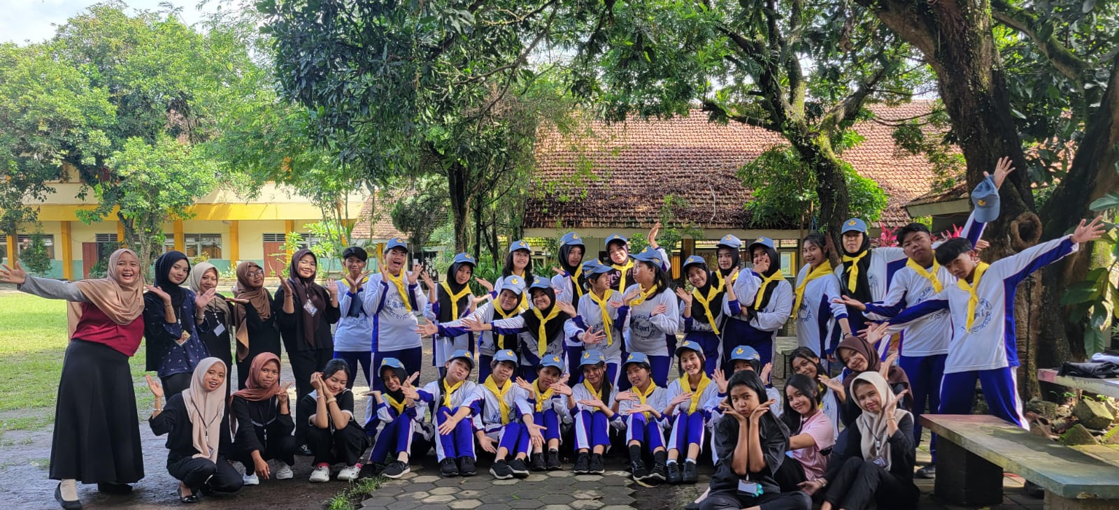 Pelatihan PMR Wira SMKN 1 Jember Diakhiri Siram Kembang