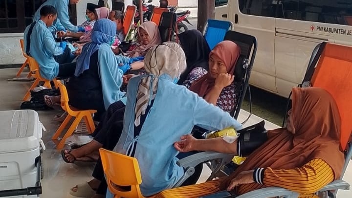 Aksi Donor Darah Di Wuluhan Dipadati Pendaftar, Warga Antusias Bawa Pulang Minyak Goreng Dan Kalender