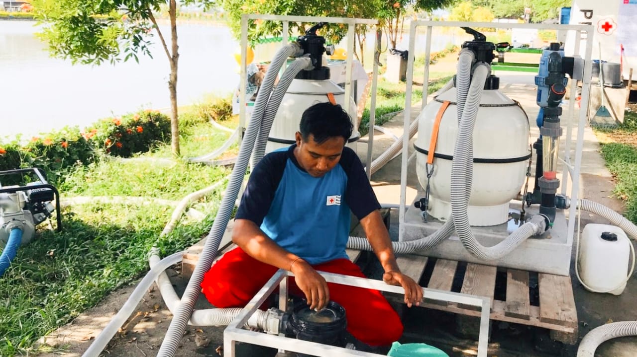 Tingkatkan Kualitas Air Di Lokasi Bencana, Relawan PMI Jember Bagikan Ilmu Klorinasi Di Pidie Jaya