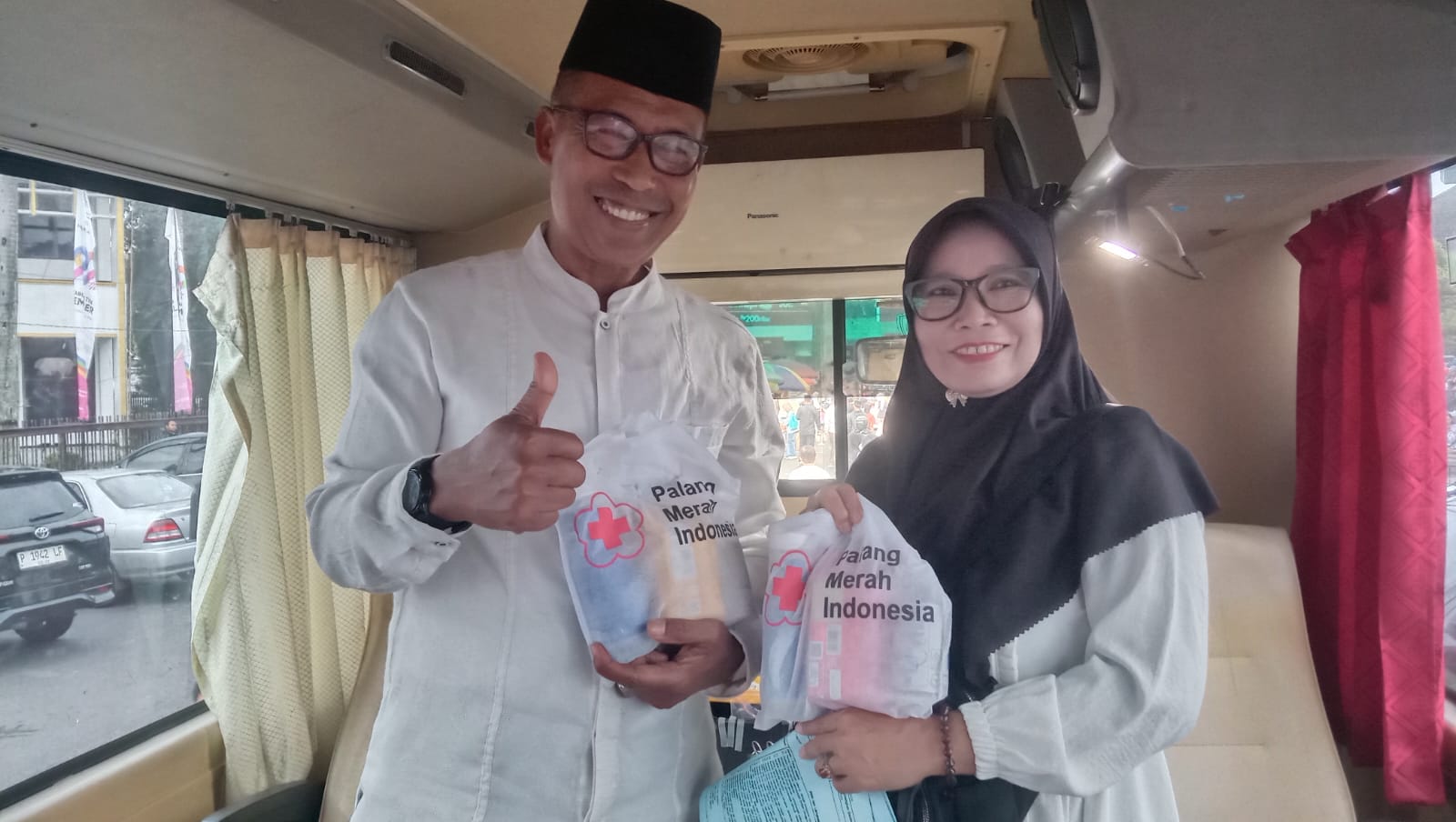 Momen Inspiratif!! Pasutri Kompak Donor Darah Di Resepsi Satu Abad NU Alun-Alun Jember