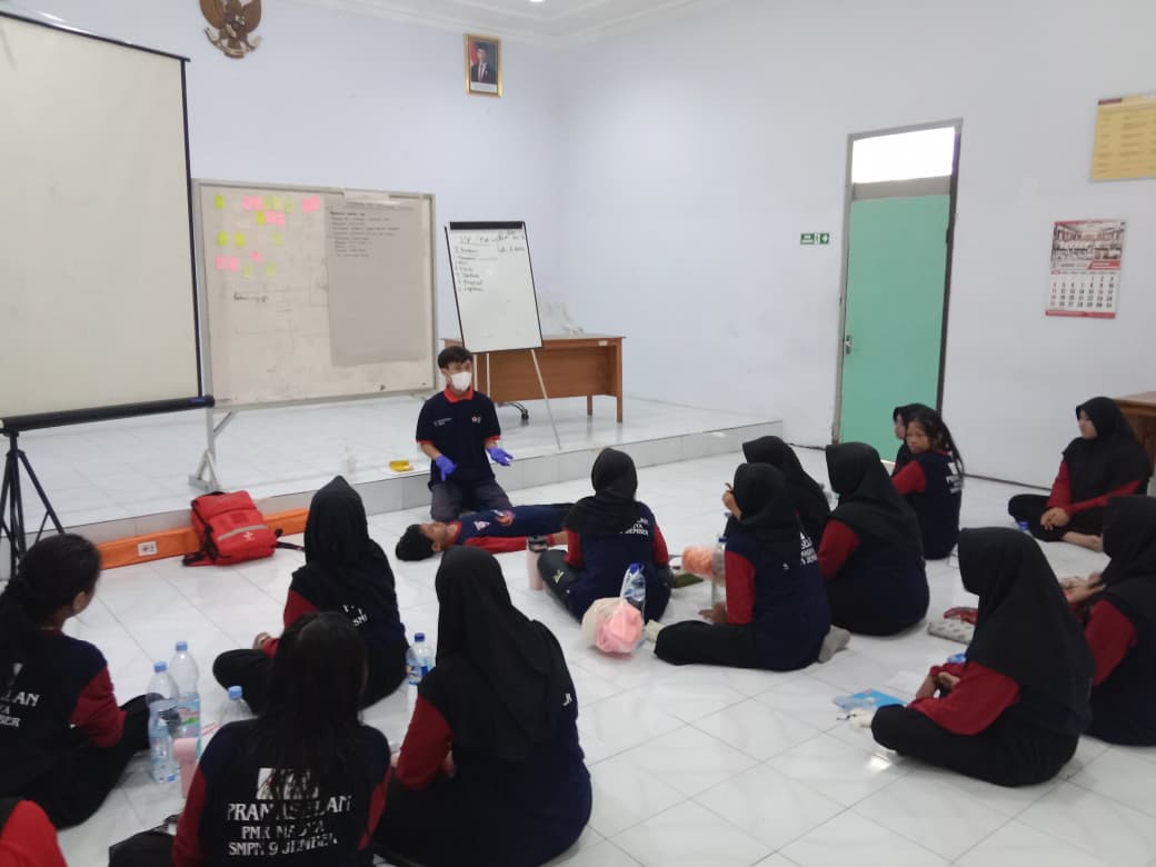 Siapkan Relawan Muda Tangguh, PMR Madya SMPN 9 Jember Gelar Diksar Pertolongan Pertama Di Markas PMI