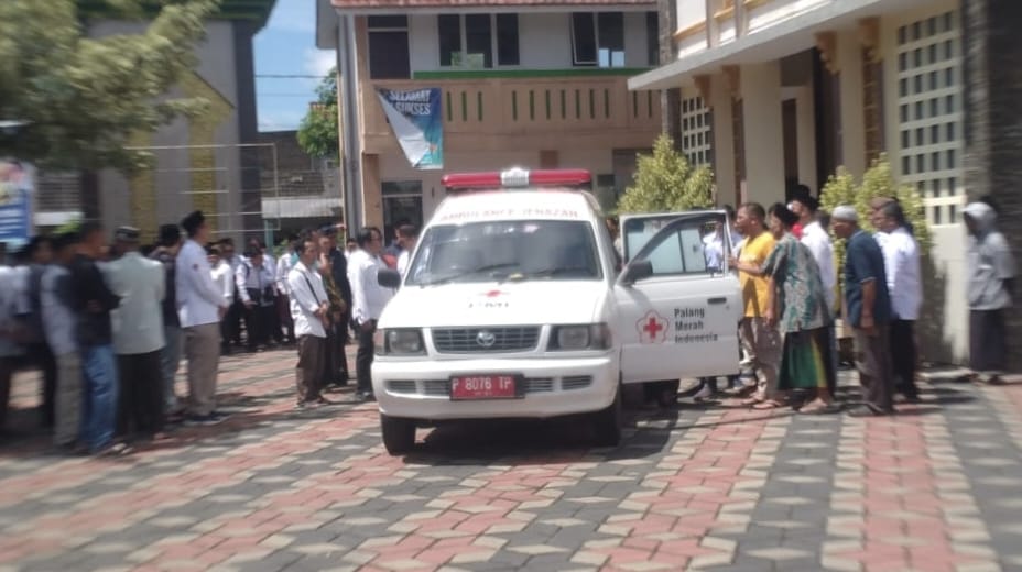 Ambulan Jenazah PMI Jember Antar Jenazah Dosen UIN KHAS Ke Pemakaman   