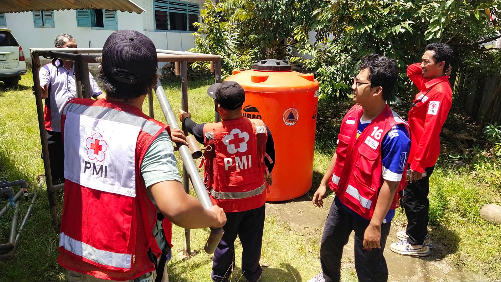 120 Meter Pipa Saluran Air Bersih Hilang Terseret Banjir Bandang Pakis, PMI Jember Siapkan Tandon Berkapasitas 1100 Liter Di 3 Titik