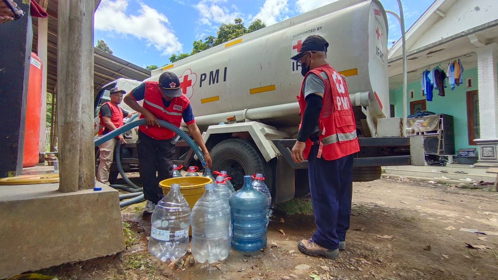 Pasca Banjir Bandang, PMI Jember Distribusi 3600 Liter Air Bersih