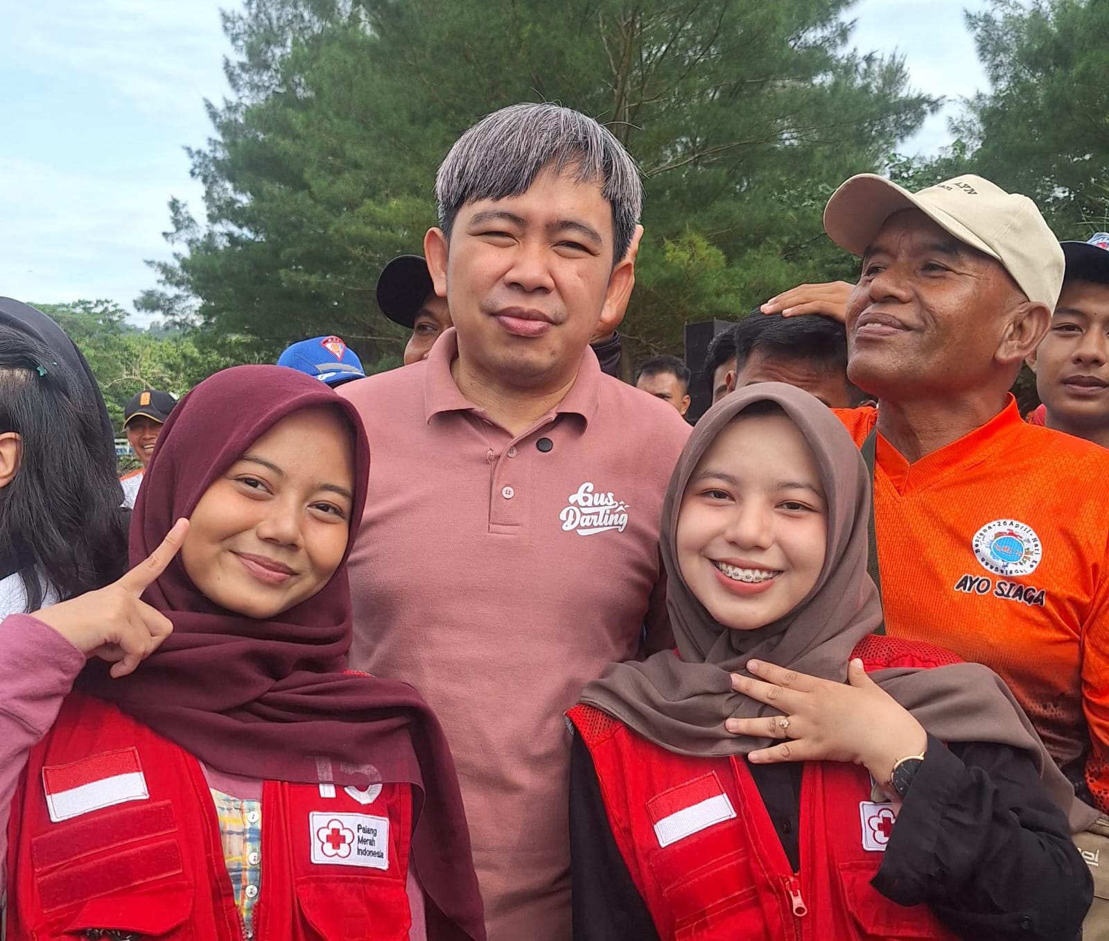Relawan PMI Jember Terlibat Dalam Kegiatan Bersih Bersih Pesisir, Dukung Gerakan Cinta Pantai 