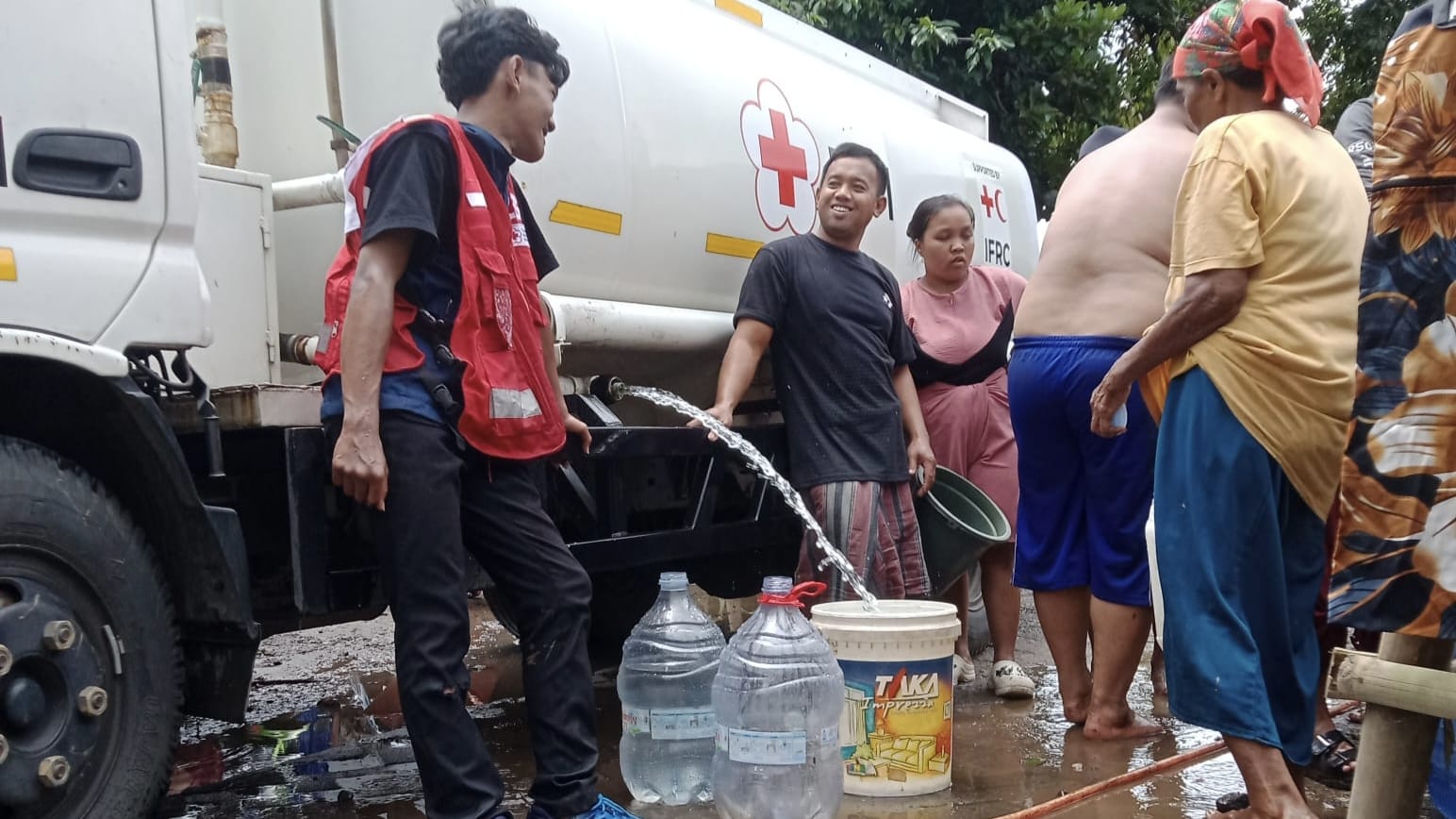 PMI Jember Distribusi 5100 Liter Air Bersih Di Nogosari