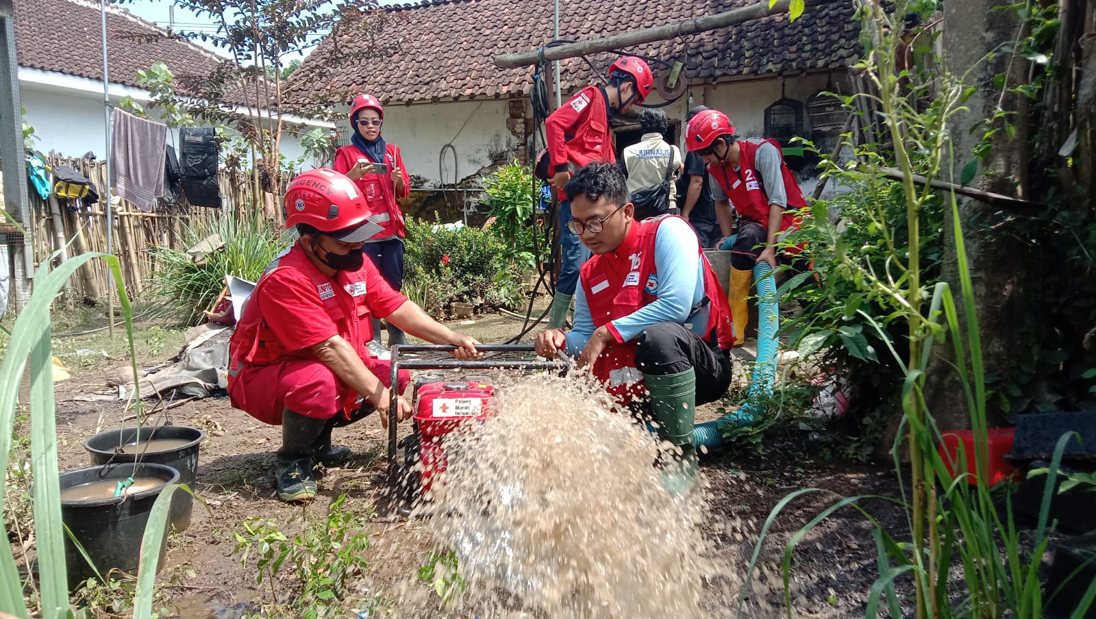 Relawan PMI Jember Normalisasi Sumur Warga Yang Bercampur Lumpur