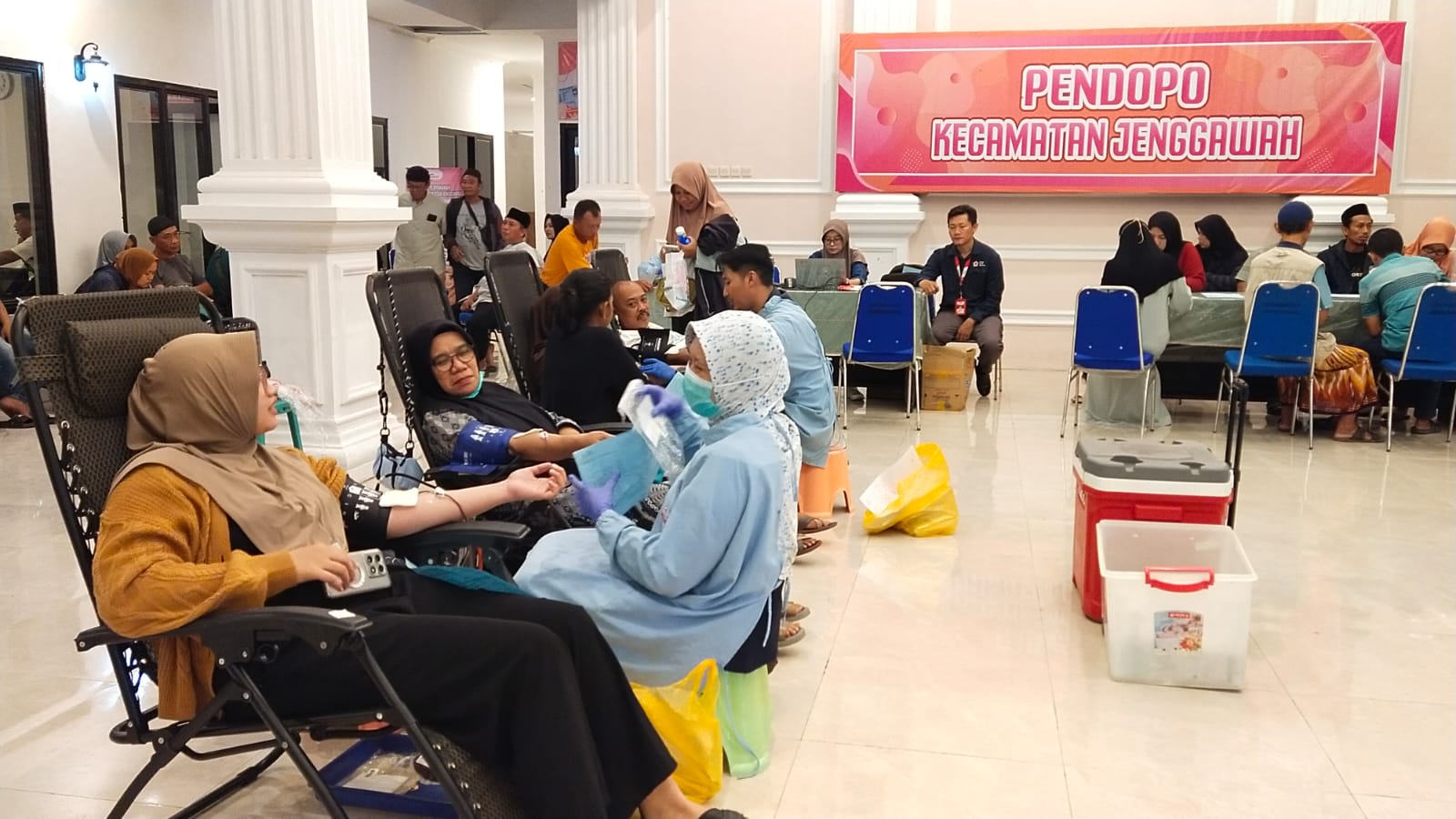 Mengejar Pendonor Di Malam Ramadan, PMI Jember Dapatkan 43 Kantong Darah