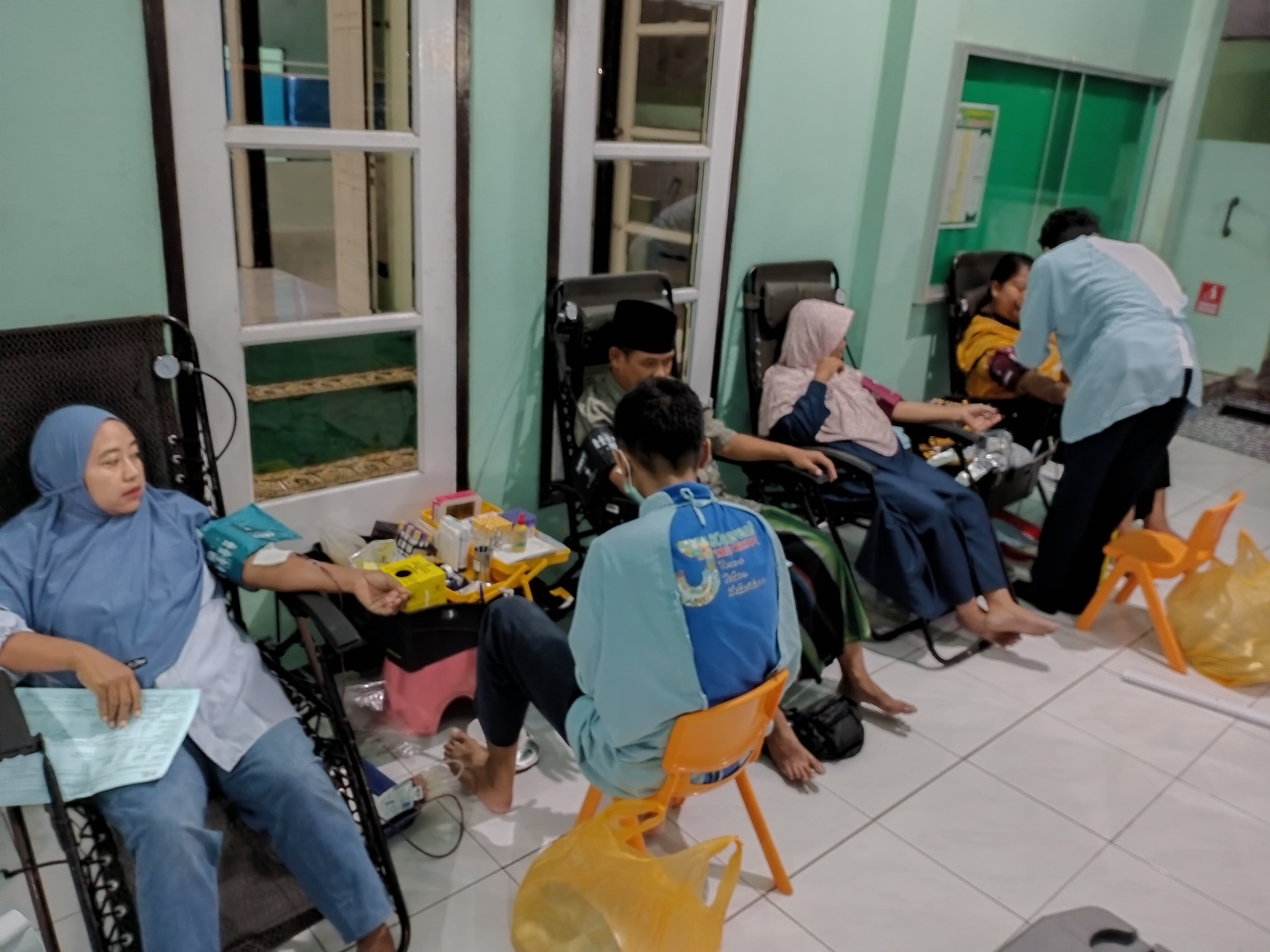 Sasar Malam Ke-14 Ramadan, Pemuda Muhammadiyah Ambulu Pasok 33 Kantong Darah Ke PMI Jember