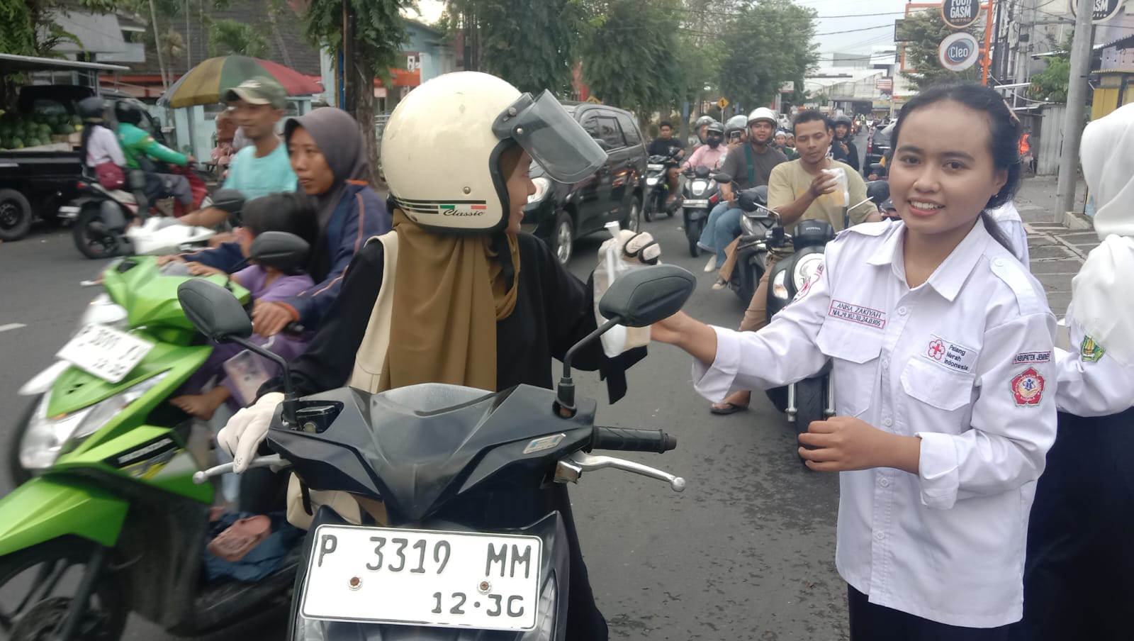 Wujud Kepedulian, Puluhan Anggota Forum Relawan Kompak Bagikan Ratusan Takjil Di Depan Markas PMI Kabupaten Jember