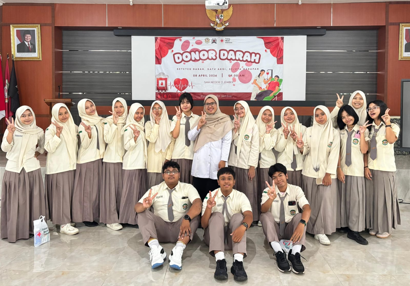 Semangat Kepedulian Mengalir Di SMAN 2 Jember Melalui Aksi Donor Darah