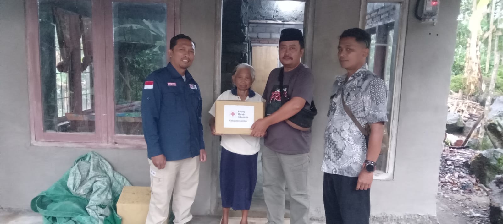 PMI Jember Bantu Korban Kebakaran Rumah Di Ledokombo