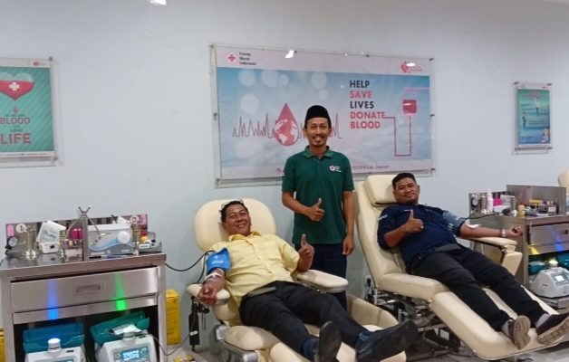 Usai Sidang Paripurna, Anggota Fraksi Golkar DPRD Jember Sempatkan Donor Darah Di UDD PMI
