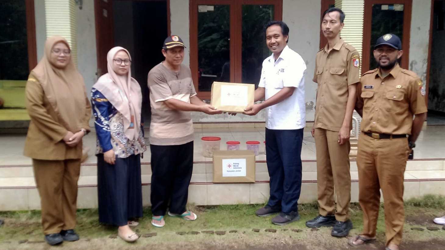 PMI Jember Salurkan Bantuan Kemanusiaan Untuk Korban Kebakaran Dan Pohon Tumbang Di Tiga Lokasi