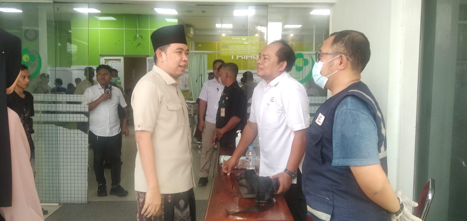 Gus Bupati Fawait Beri Semangat Petugas PMI Jember Saat Merujuk Pasien Di RSD Dr. Soebandi