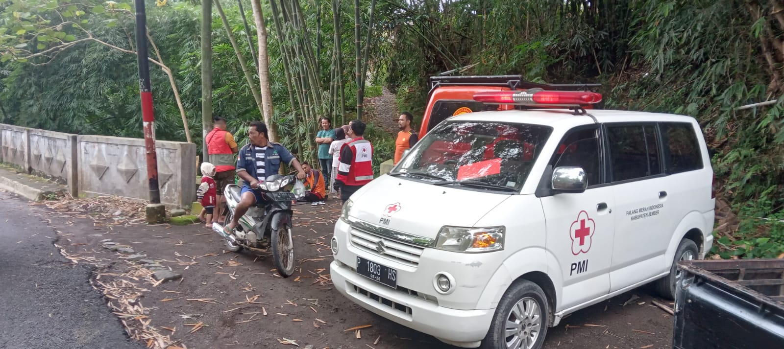 Dikabarkan Hilang, Relawan PMI Jember Melakukan Pencarian