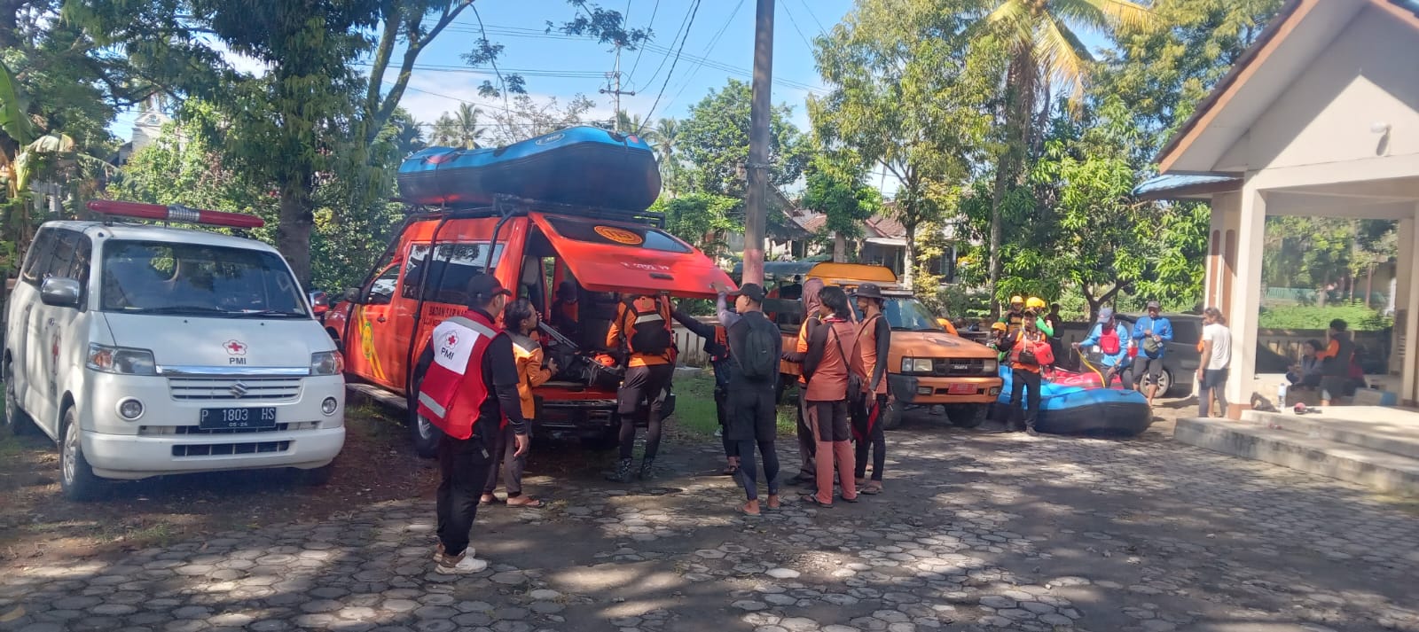 Pencarian Warga Hanyut Dilanjutkan, PMI Jember Siagakan Ambulan