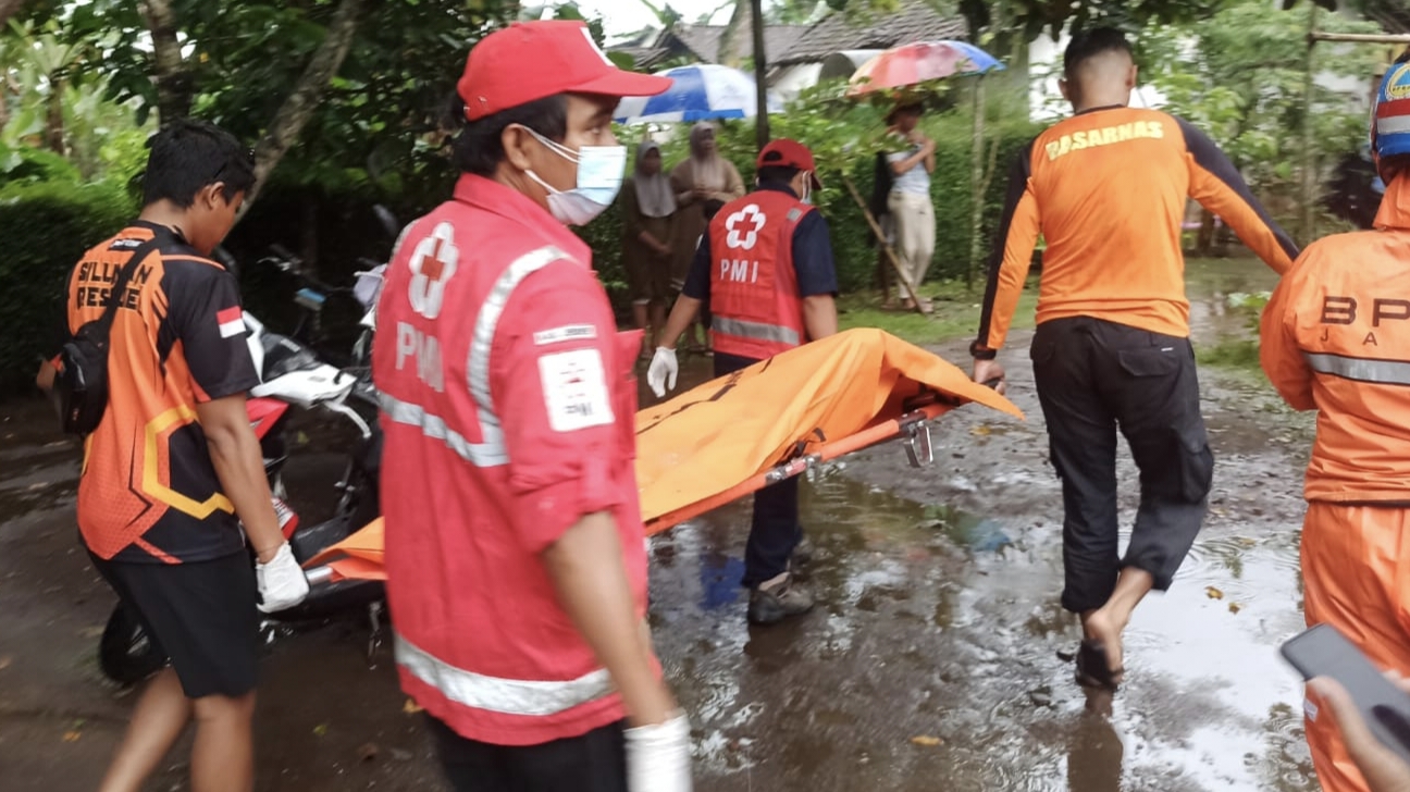 Warga Hanyut Ditemukan Meninggal Dunia 4,8 Km Dari Lokasi Kejadian