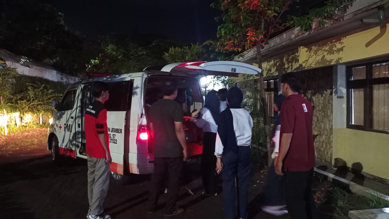 Petugas Posko Evakuasi Peserta Diklat KSR Yang Tak Sadarkan Diri Ke Klinik Terdekat