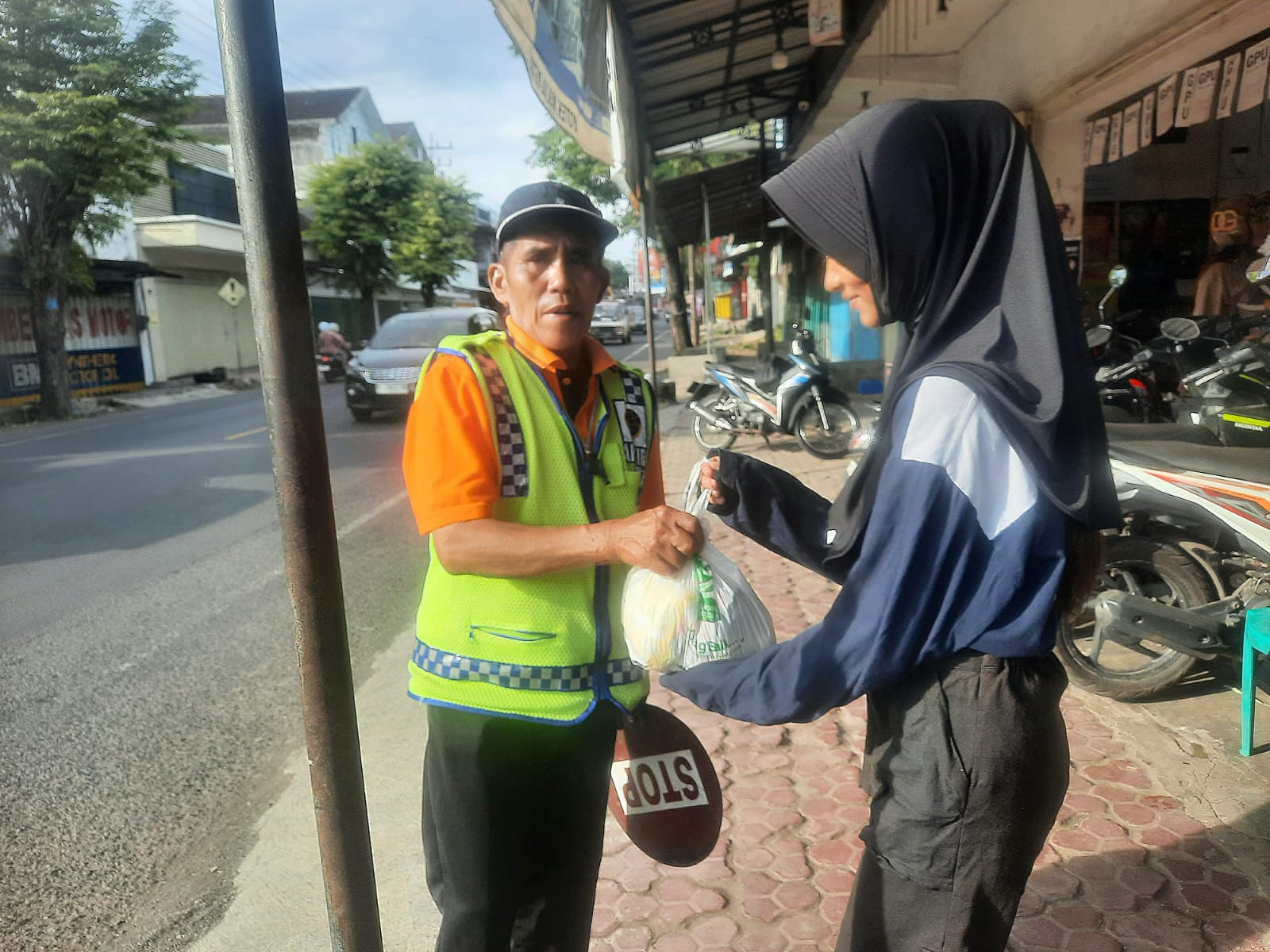 Peringati Hari Palang Merah Internasional, Siswa SMPN 1 Rambipuji Bagikan Paket Sembako Kepada Masyarakat Rentan