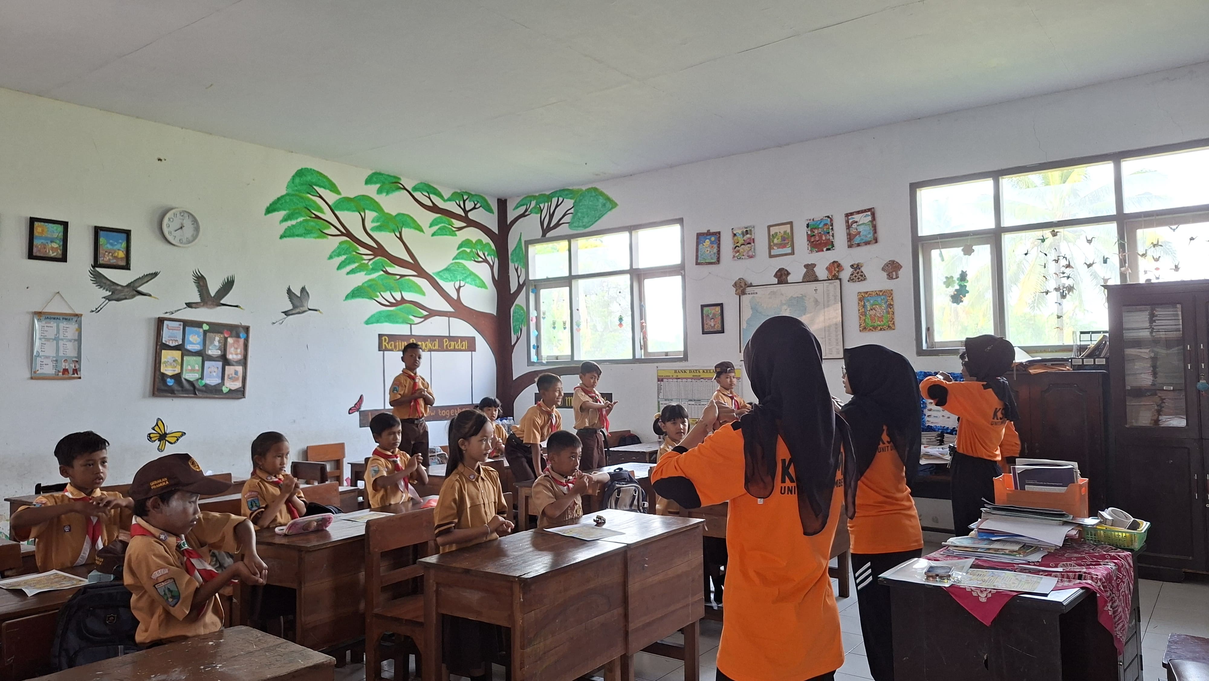 Antisipasi Penyakit Pancaroba Dan Kebencanaan, Relawan Baru KSR PMI Unmuh Jember Edukasi Siswa SDN Antirogo 02