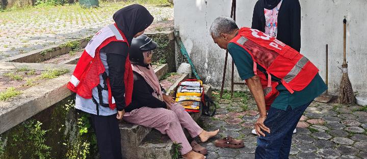 Petugas Posko PMI Sigap, Tangani Korban Laka Lantas Di Jalan Jawa Hingga Evaluasi Kesiapan Logistik Medis